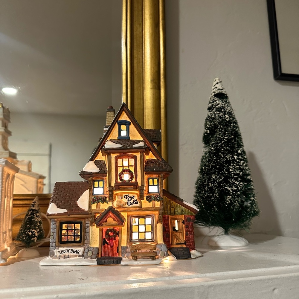 Santa’s workbench collection. The calico cat toy shop. No light includes - Picture 2 of 8